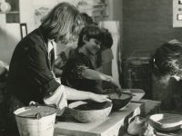 Ceramika - dzieci lepiące z gliny